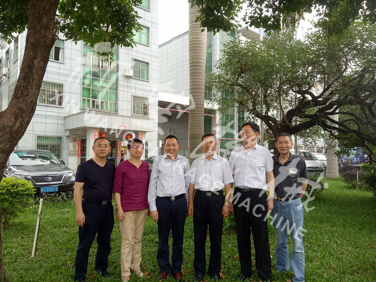 總裝備部劉思剛少將、新華社李建琦博士一行蒞臨新望公司考察指導(dǎo)