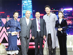新望董事長(zhǎng)羅永輝與著名歌星劉尊老師、汪正正老師、郭津彤老師、主持人雅琪在北京電視臺(tái)錄制節(jié)目現(xiàn)場(chǎng)親切合影